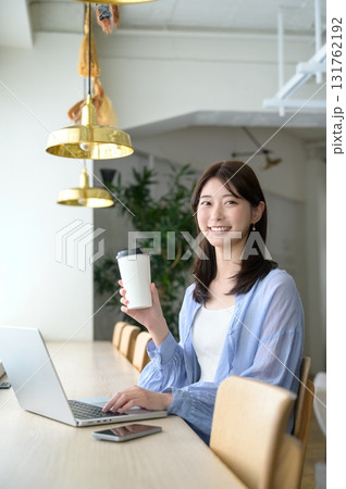 カフェで仕事をする女性 131762192