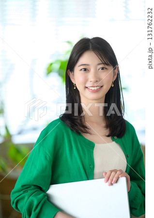 オフィスでパソコンを持つ女性 131762232