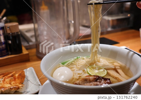 湯気とともに持ち上がる麺が食欲をそそる本格ラーメン 湯気とともに持ち上がる麺が食欲をそそる本格ラーメン 131762240
