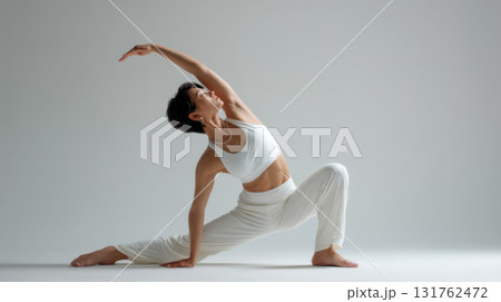ヨガをする女性 131762472
