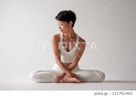 ヨガをする女性 131762483