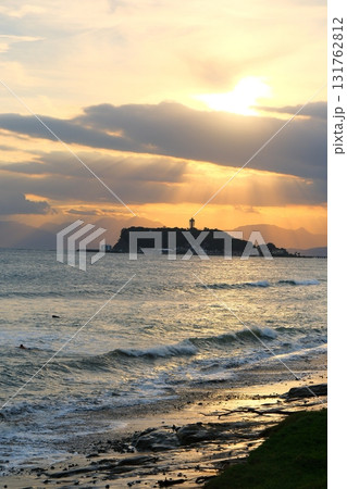 夕暮れの江の島 131762812