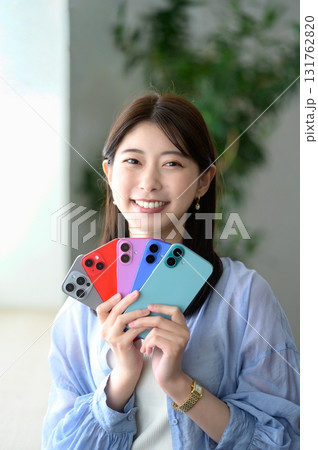 スマホをたくさん持つ女性 131762820