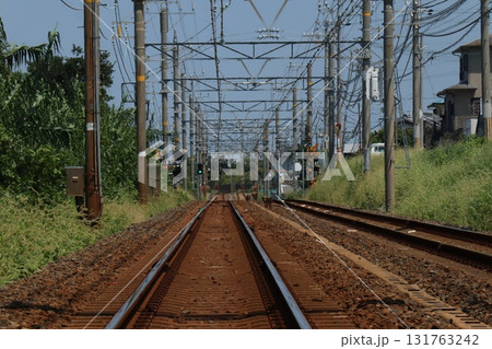 緑に囲まれた線路が誘う遠近感豊かな郊外鉄道風景 131763242