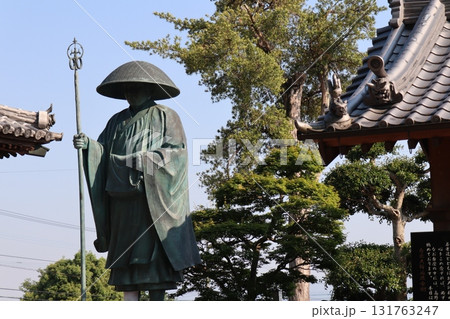 寺院境内で佇む山伏姿の石像 131763247