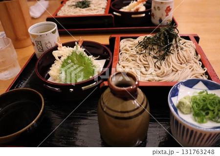 漆器ざるそばと揚げたて天ぷらが彩る伝統の和食御膳 131763248