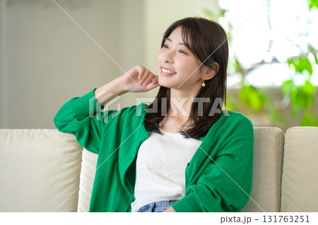 ソファに座ってリラックスする女性 ソファに座ってリラックスする女性 131763251