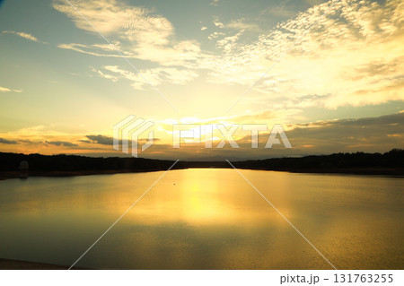 美しい夕焼けと湖の反射, 日本の自然風景 131763255