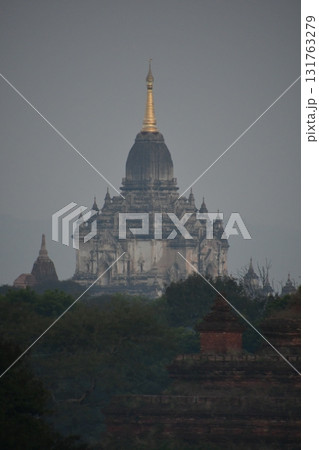 ミャンマー、バガン、ゴドーパリィン寺院、夜明け前の仏塔群 131763279