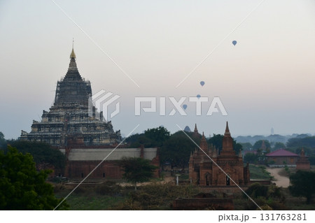 ミャンマー、バガン、シュエサンドー・パゴダ、夜明け前の仏塔群、熱気球 ミャンマー、バガン、シュエサンドー・パゴダ、夜明け前の仏塔群、熱気球 131763281