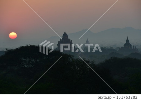 ミャンマー、バガン、日の出、サンライズ、朝もやに浮かぶ仏塔群 ミャンマー、バガン、日の出、サンライズ、朝もやに浮かぶ仏塔群 131763282
