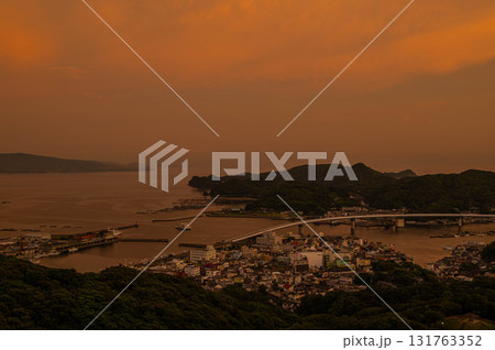 桜木展望所から望む夕焼けに染まる街並み 131763352