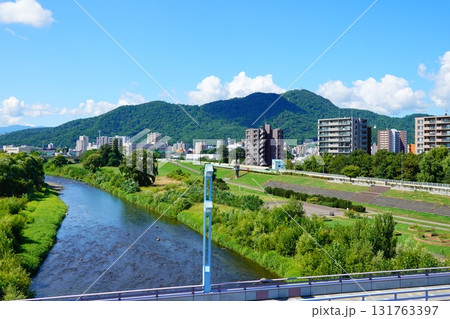 幌平橋から眺める夏の豊平川 幌平橋から眺める夏の豊平川 131763397