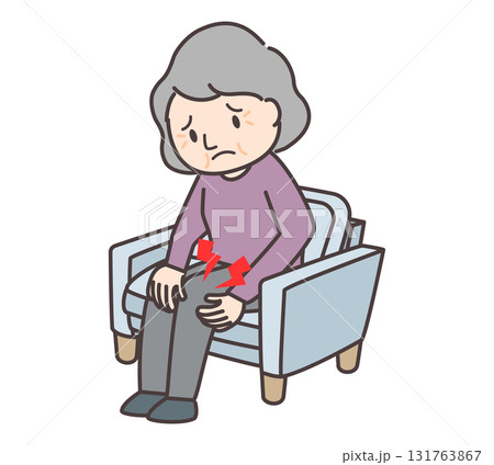 膝の痛みに耐えてソファに座るおばあさん 膝の痛みに耐えてソファに座るおばあさん 131763867