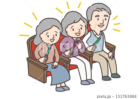 座ってペンライトを振る高齢者の男女3人 131763868