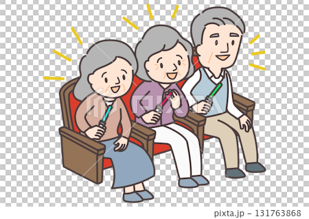 座ってペンライトを振る高齢者の男女3人 131763868