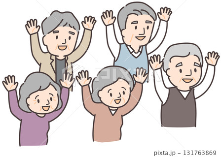 両手をあげて喜ぶ元気なシニア5人 131763869