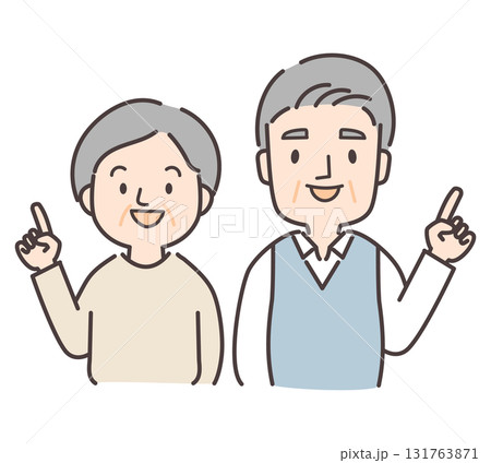 笑顔で指差しをするシニア夫婦 131763871