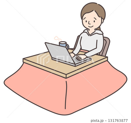こたつでパソコン作業をする女性 こたつでパソコン作業をする女性 131763877