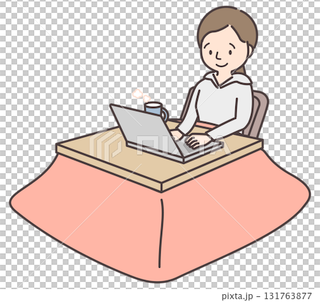 こたつでパソコン作業をする女性 こたつでパソコン作業をする女性 131763877