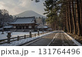 雪に包まれた古寺 131764496