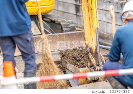 水道工事　給水管布設替え工事　道路　アスファルト舗装　掘削　開削工法 131764587