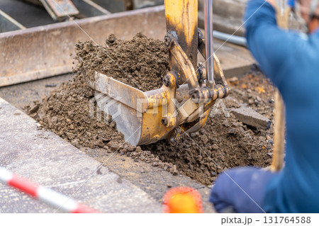 水道工事 給水管布設替え工事 道路 アスファルト舗装 掘削 開削工法 水道工事 給水管布設替え工事 道路 アスファルト舗装 掘削 開削工法 131764588