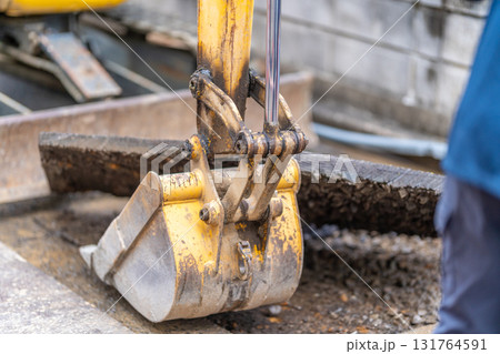 水道工事 給水管布設替え工事 道路 アスファルト舗装 掘削 開削工法 水道工事 給水管布設替え工事 道路 アスファルト舗装 掘削 開削工法 131764591