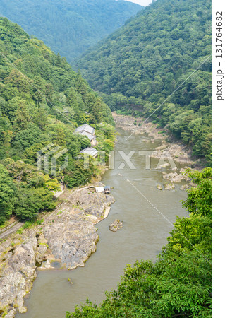 京都　嵐山公園亀山地区（通称：亀山公園）の頂上展望台から見る大堰川（保津川）と嵐山の山並み 131764682
