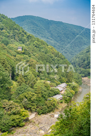 京都 嵐山公園亀山地区(通称:亀山公園)の頂上展望台から見る大堰川(保津川)と嵐山の山並みと千光寺 京都 嵐山公園亀山地区(通称:亀山公園)の頂上展望台から見る大堰川(保津川)と嵐山の山並みと千光寺 131764684