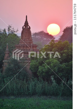 ミャンマー、バガン、夕日と仏塔、サンセット、夕焼け ミャンマー、バガン、夕日と仏塔、サンセット、夕焼け 131764759