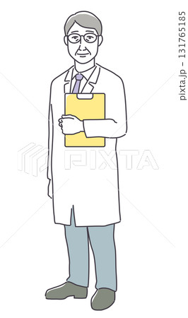 白衣の年配男性　全身 131765185