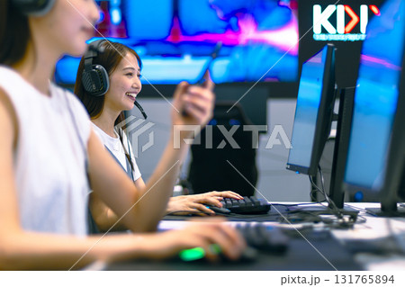 eスポーツイ  オンラインゲームをする女性 131765894