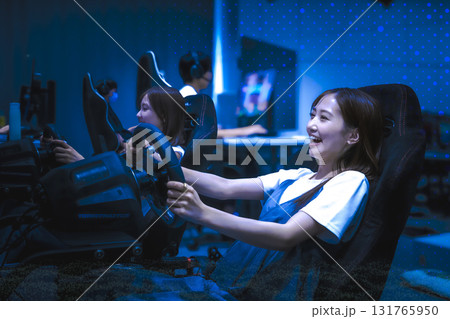 eスポーツイ  ドライビングシミュレーターを使う女性 131765950