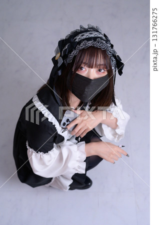 座ってこちらを見上げる地雷系女子 座ってこちらを見上げる地雷系女子 131766275