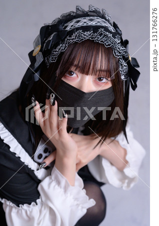 座ってこちらを見上げる地雷系女子 131766276