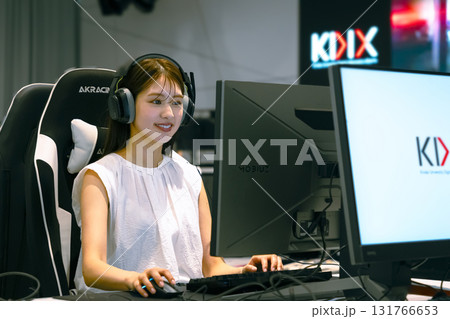 eスポーツイ  オンラインゲームをする女性 131766653