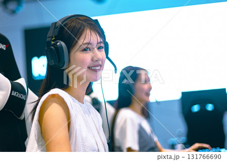 eスポーツイ  オンラインゲームをする女性 eスポーツイ  オンラインゲームをする女性 131766690