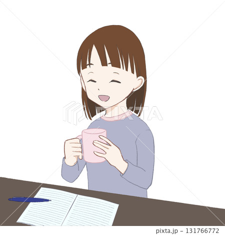 マグカップを持って勉強を休憩する女の子 131766772