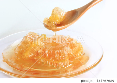 はちみつ　4　スプーンですくった巣蜜 131767689