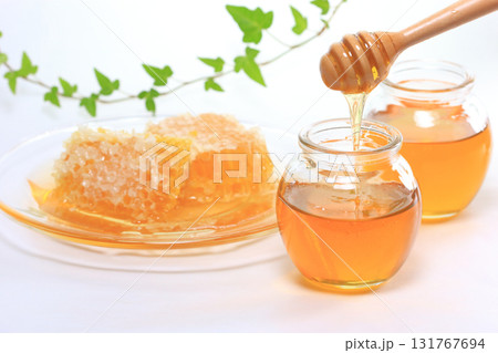 はちみつ 9 ガラスの器に入った蜂蜜と巣蜜 はちみつ 9 ガラスの器に入った蜂蜜と巣蜜 131767694