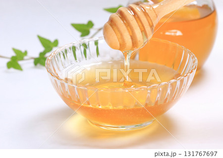 はちみつ　12　ガラスの器に入った蜂蜜 131767697