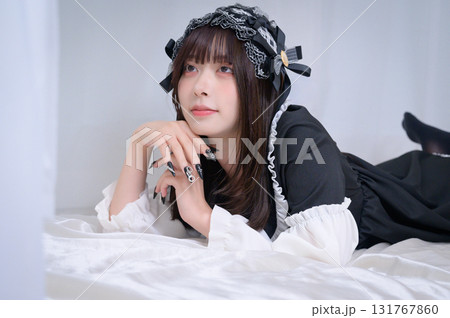 ベッドに寝る地雷系女子 ベッドに寝る地雷系女子 131767860