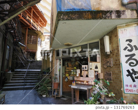 路地の奥に佇む店 ― 杖立温泉・ふるやと階段の風景 131769263