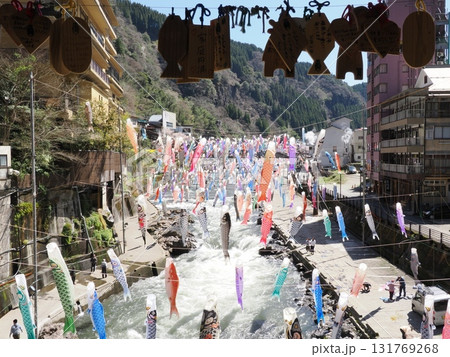 風に泳ぐ願い ― 杖立温泉・川とこいのぼりの風景 風に泳ぐ願い ― 杖立温泉・川とこいのぼりの風景 131769268