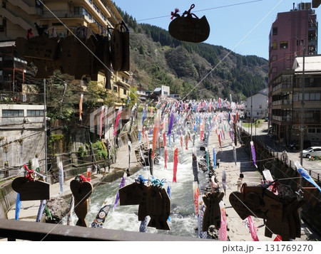 川に泳ぐ願いと獣 ― 杖立温泉・こいのぼりと木札の祝祭風景 131769270