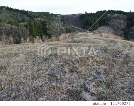 風が越える場所 ― 臼内切・草地の稜線と殉教の丘 131769275
