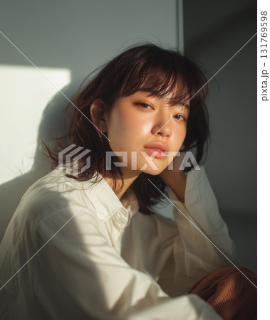 窓辺でたたずむ女性のポートレート｜ナチュラルで透明感あふれる雰囲気 131769598