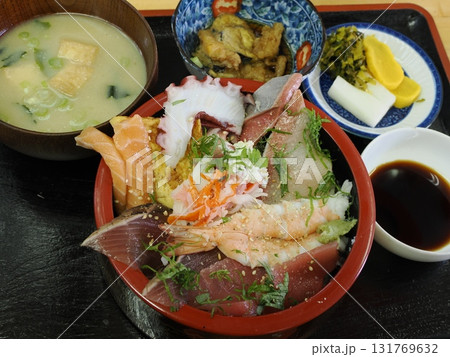 海の恵みを一椀に ― 糸島・焼鳥はやての海鮮丼 海の恵みを一椀に ― 糸島・焼鳥はやての海鮮丼 131769632