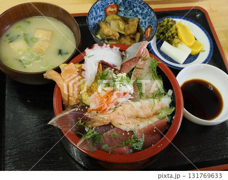 彩りと滋味の昼膳 ― 糸島・焼鳥はやての海鮮丼 131769633